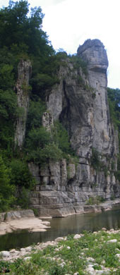 falaise et riviere au bord de l'ardèche